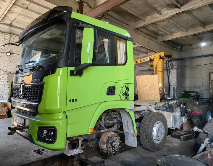 Тягач Shacman X3000 на посту, снято переднее колесо и разобрана ступица