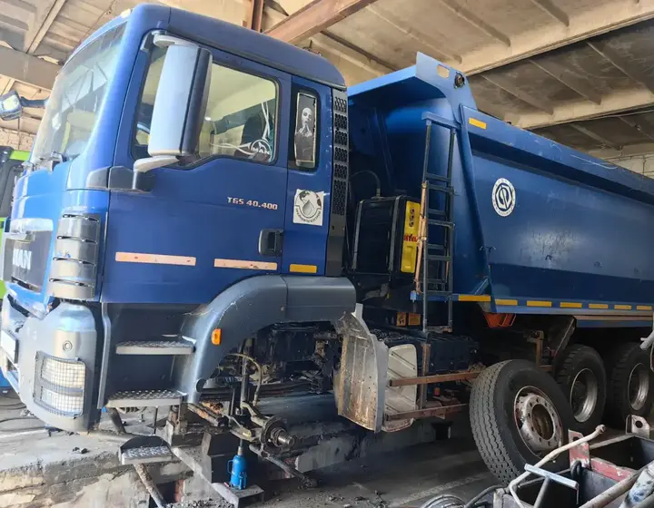 Самосвал MAN TGS 40.400 на домкратах со снятым передним колесом